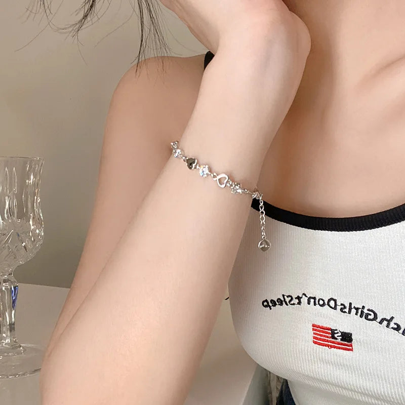 Heartfelt Elegance: A Delicate Chain Bracelet