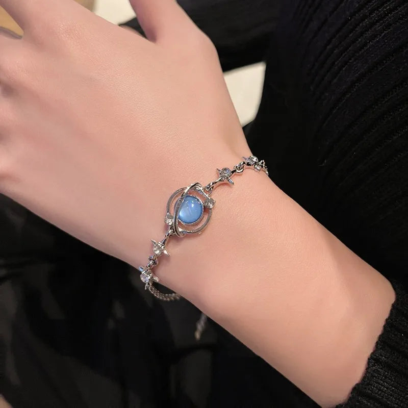 Heartfelt Elegance: A Delicate Chain Bracelet
